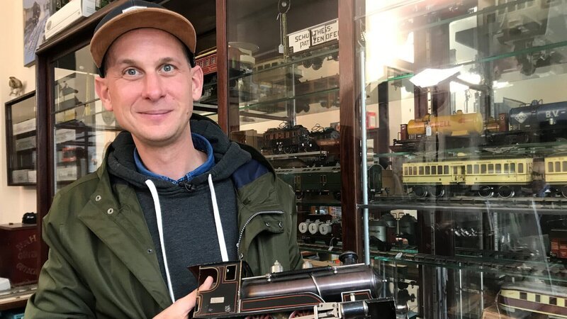Die Aura alter Blech-Eisenbahnen und Puppen weckt die Sehnsucht nach einer heilen Welt. Daniel Fleischhacker sammelt Blech-Eisenbahnen. – Bild: Honorarfrei – nur für diese Sendung inkl. SocialMedia bei Nennung ZDF und rbb/​Ole Wessels