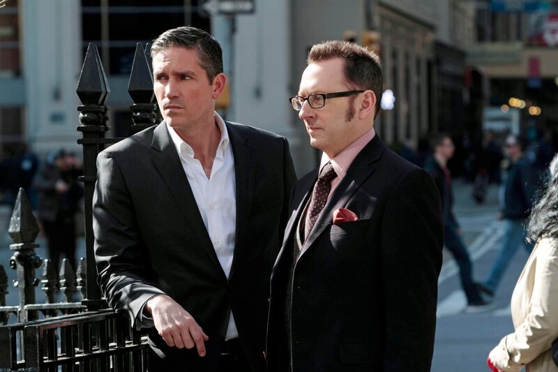 Reese (Jim Caviezel, l.) und Finch (Michael Emerson) geraten in einen Gewissenskonflikt, als sich herausstellt, dass ihre neue Zielperson im Begriff ist, der Existenz von Finchs „Maschine“ auf die Spur zu kommen … – Bild: Warner Brothers