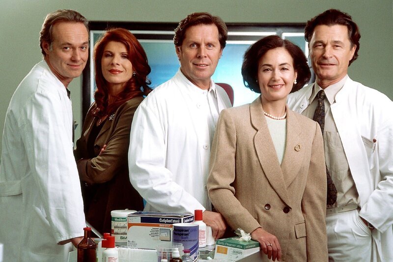 6. Staffel: v.l.: Dr. Christian Roehrs (Siemen Rühaak), Irene Kadenbach (Claudia Wenzel), Dr. Stefan Frank (Sigmar Solbach), Ruth Waldner (Dorothee Reize) und Dr. Jost Mering (Max Volkert Martens) – Bild: RTLplus /​ Elke Werner