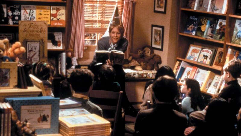 Kathleen (Meg Ryan) hat die Kinderbuchhandlung von ihrer Mutter geerbt, seit 42 Jahren ist der „Laden um die Ecke“ aus dem lebendigen Zentrum des Viertels nicht mehr wegzudenken. Die Kinder lieben Kathleens Vorlesestunden. – Bild: SUPER RTL