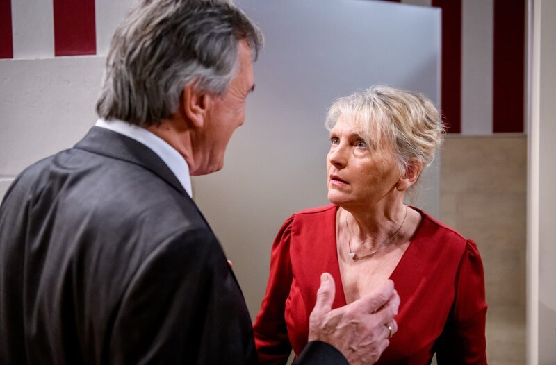Günther (Johann Schuler, l.) bittet Helene (Sabine Werner, r.), seine Frau zu spielen. – Bild: ARD/​WDR/​Christof Arnold