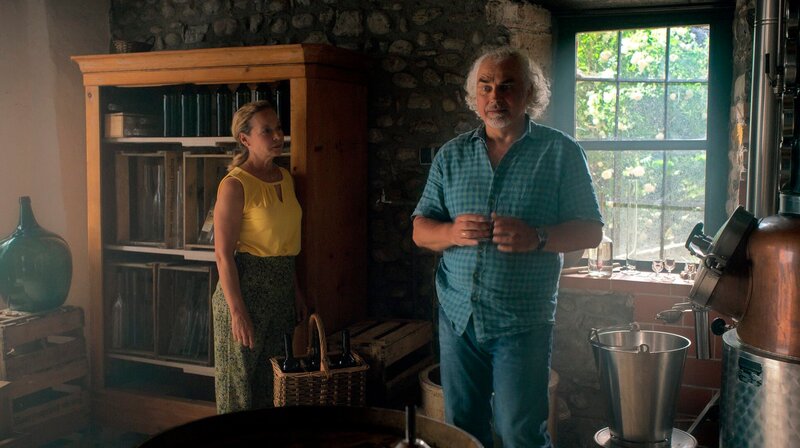 Brennerin Elke Schröder (Susanne-Marie Wrage, l.) rechnet mit ihrem Mann Bernhard Schröder (Hansa Czypionka, r.) ab. – Bild: „Bild: ARD/​Repro (S2). ARD Programmdirektion/​Bildredaktion