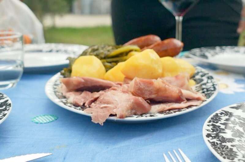 In Estrada bereitet Ofelia ein typisch galicisches Gericht zu: Lacón con Grelos, Vorderschinken vom Schwein mit Steckrübenstängeln. – Bild: Elephant Doc