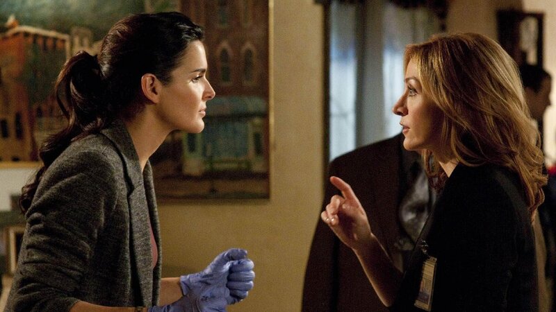 Nicht nur Kolleginnen sondern auch Freundinnen: Det. Jane Rizzoli (Agie Harmon) Dr. Maura Isles (Sasha Alexander, r.) – Bild: TVNOW /​ Warner Brothers Ent.