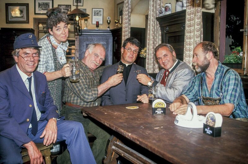 v. li. n. re.: Postbote Feichtlmoser (Erich Seyfried), Gerdi (Gerda Steiner), Opa (Peter Steiner), der Kaplan (Hansi Kraus) und der Bürgermeister (Manfred Maier). – Bild: ORF/​RTL