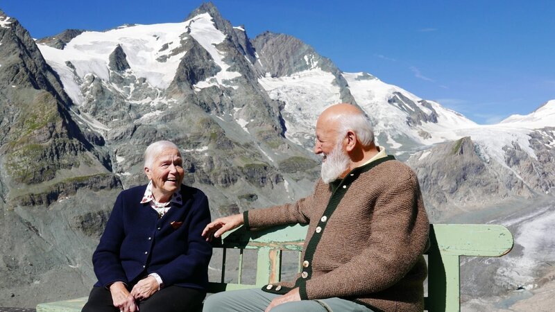 Dreharbeiten zu „Mein Lebensberg – Sepp Forcher und der Großglockner“: Helli und Sepp Forcher auf der Kaiser-Franz-Josefs-Höhe, im Hintergrund der Glockner und die Pasterze. – Bild: ORF/Landesstudio Steiermark/Heribert Senegacnik Dreharbeiten zu „Mein Lebensberg – Sepp Forcher und der Großglockner“: Helli und Sepp Forcher auf der Kaiser-Franz-Josefs-Höhe, im Hintergrund der Glockner und die Pasterze. – Bild: ORF/Landesstudio Steiermark/Heribert Senegacnik