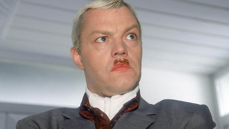 Kleine Dinge – große Wirkung: Nur ein kleiner Kakaobart und schon wird aus dem unbedeutenden Verwaltungsbeamten Tim (Oliver Reinhard ) ein gefürchteter Despot. – Bild: RTL