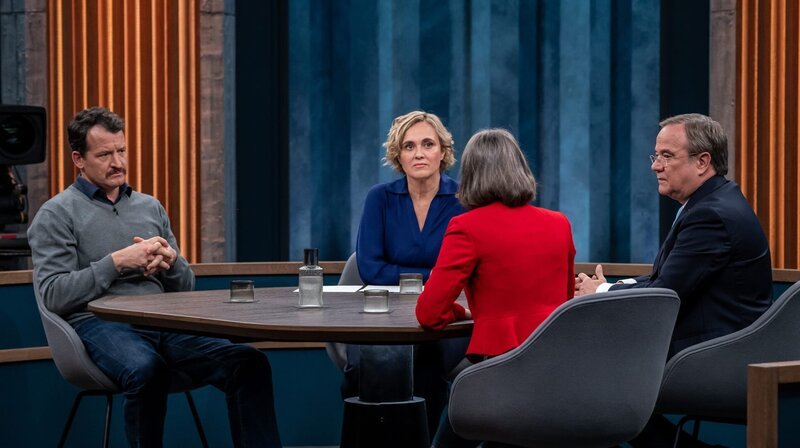 Caren Miosga mit ihren Gästen: Moritz Gathmann, Claudia Major und Armin Laschet. – Bild: NDR/​Thomas Ernst