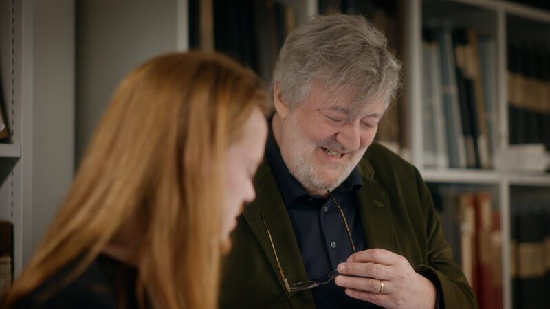 Stephen, der den Davidstern im De Bazel-Gebäude betrachtet, ist das Amsterdamer Stadtarchiv. – Bild: Atticus Film /​ SIX & A QUARTER FILMS Ltd /​ The History Channel