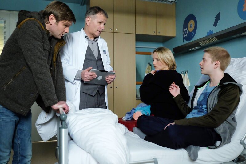 Sechs Wochen nach seiner Chemotherapie ist bei Dominik Lorenz (Jonah Rausch, rechts) die Leukämie wieder ausgebrochen. Dominik selbst hat das schon vor Dr. Roland Heilmanns (Thomas Rühmann, 2. von links) Diagnose geahnt und geht relativ gefasst mit dieser Nachricht um. Für seine Eltern Susanne (Isabel Schosnig, 2. von rechts) und Leonard (Kai Ivo Baulitz, links) hingegen ist es ein Schock. – Bild: BR/​MDR/​Saxonia Media Filmproduktions GmbH/​Sebastian Kiss