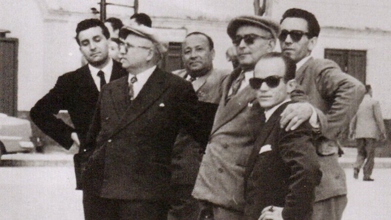 Peppino kämpft gegen die Mafia – obwohl seine eigene Familie in deren Umfeld involviert ist. Das Bild zeigt seinen Vater Luigi (3.v.l.) mit mehreren Mafiagrößen Siziliens. – Bild: RTL /​ IMG