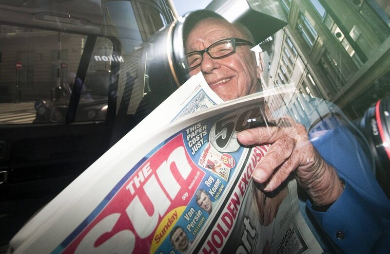 Rupert Murdoch mit seinem Boulevardblatt „The Sun“. – Bild: ZDF und IMAGO /​ ZUMA Press