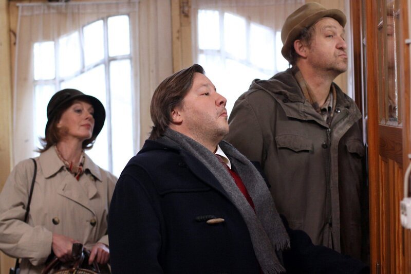 Trude von Sprotz (Jessica Kosmalla), Martin Meyer-Schönbiehl (Stephan Bieker, Mitte) und Adsche (Peter Heirich Brix, re.) fragen sich, wo Shorty wohl stecken mag. – Bild: NDR/​Manju Sawhney