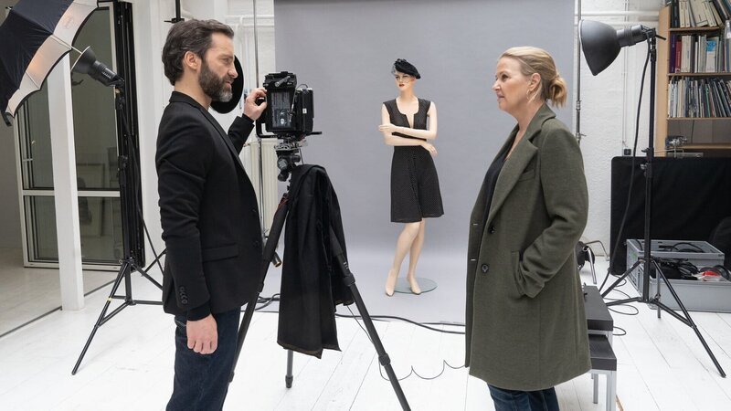 Wieso gab die Tote an, von Fotograf Ulf Brandt (Thomas Wodianka, l.) gestalkt worden zu sein? Vera Lanz (Katharina Böhm, r.) ermittelt. – Bild: ZDF