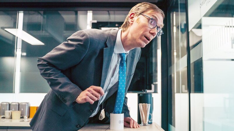 Greg (Stephen Merchant) hat sich in eine Kollegin verguckt. – Bild: ZDF und James Pardon./​James Pardon