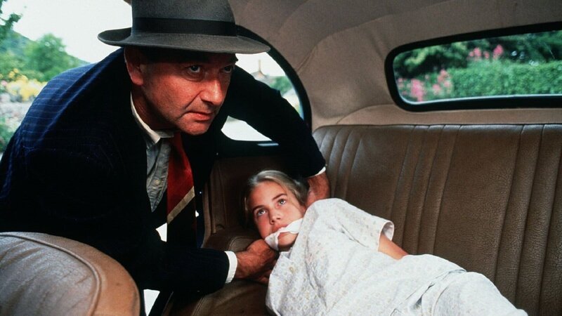 Mr. Stock (Peter Jonfield) entführt die Tochter des Generals Peter Armstrong Jennifer Armstrong (Philippa Woodward). Dafür hat er sie auf die Rückbank eines Autos gelegt und ihr einen Knebel in den Mund gesteckt, um sie ruhig zustellen – dabei geht es um ein geheimes Projekt der Regierung. – Bild: Mike Alsford