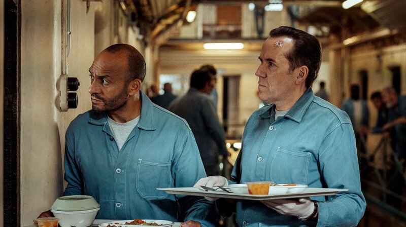 Omar Haq (Chris Ryman, l.) und Professor Jasper Tempest (Ben Miller, r.). – Bild: WDR/​Sofie Gheysens