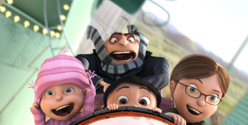 Die drei kleinen Waisenmädchen Edith (l.), Agnes (M.) und Margo (r.) haben sich in den Kopf gesetzt, dass ausgerechnet der bitterböse Gru (M. hinten) der ideale Papa für sie wäre. Eine ziemlich dumme und lebensgefährliche Idee … – Bild: Sat.1