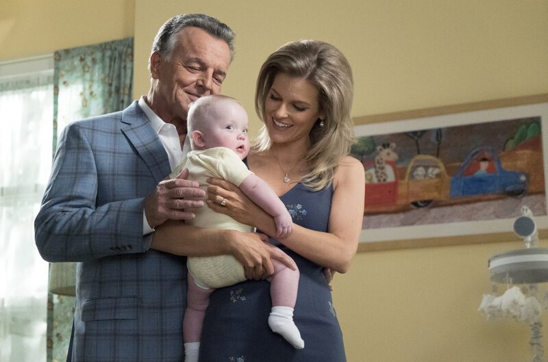 Während Louis plötzlich zweifelt, ob es die richtige Entscheidung ist, alleiniger Besitzer der Cattleman’s Ranch zu sein, bereiten sich Marvin (Ray Wise, l.) und Honey (Chelsey Crisp, r.) auf das bevorstehende Leben zu dritt vor. – Bild: American Broadcasting Companies