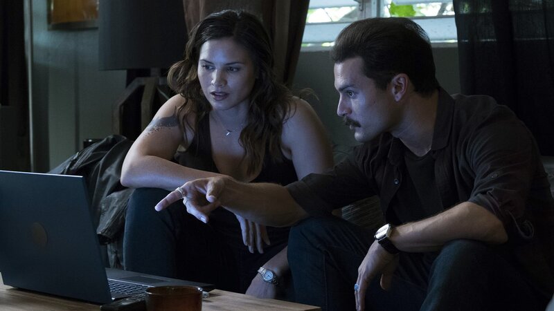 Karen Beach (Katrina Law, l.), Foster (Michael Malarkey, r.) – Bild: AXN Black
