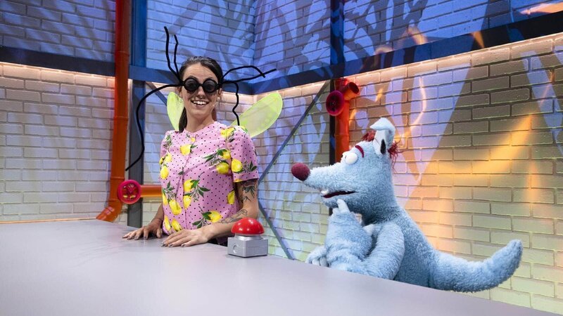 Es geht um richtig große Tiere und Woozle (re.) stellt entsetzt fest, dass er nicht dazu gehört. Er ist sogar kleiner als Maria (li.)! Das kann so nicht bleiben. Doch seine Erfindungen lassen Woozle leider nicht wachsen. Richtig schief geht die Sache allerdings erst, als Woozle beschließt aus einer Mücke einen Elefanten zu machen … – Bild: Annette Etges/​SUPER RTL