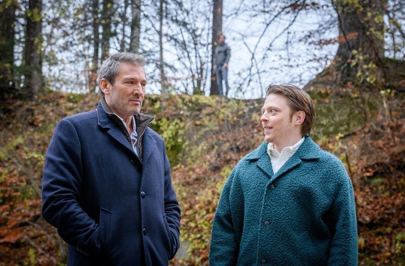 Christoph (Dieter Bach, l. vorne mit Lukas Leibe, r. vorne & Milan Marcus, M. hinten) fragt sich, wer ihm das blutige Hemd unterjubeln wollte. – Bild: ARD/​WDR/​Christof Arnold