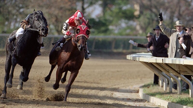 Jockey Red Pollard (Tobey Maguire) und Seabiscuit erreichen in den 1930er Jahren legendären Ruhm – Bild: RTLZWEI Jockey Red Pollard (Tobey Maguire) und Seabiscuit erreichen in den 1930er Jahren legendären Ruhm – Bild: RTLZWEI