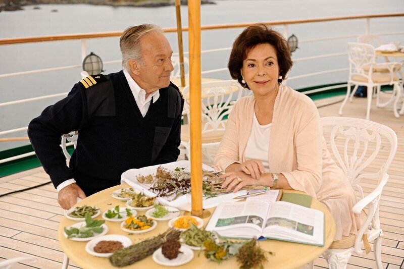 Dr. Schröder (Horst Naumann) und Ellen (Karin Dor) kommen sich auf der Reise schon bald näher. – Bild: Dirk Bartling