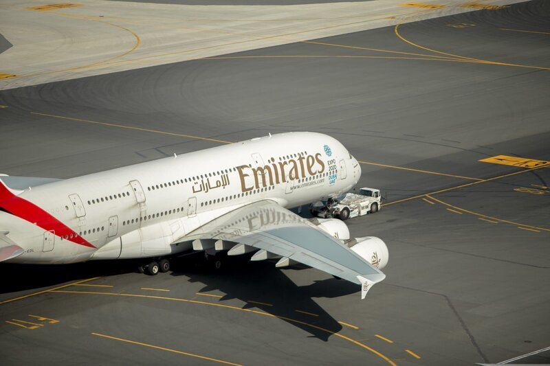Dubai Airport, UAE: Emirates plane on runway. (Photo Credit: National Geographic Channels/​ James Bailey) – Bild: 2014 National Geographic Partners,LLC. All rights reserved. Lizenzbild frei
