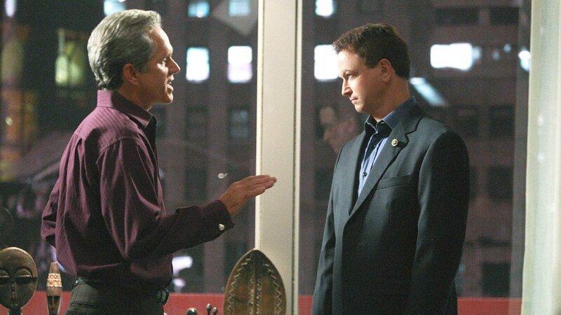 Auf den Strafverteidiger Roland Carson (Gregory Harrison, l.) wurde ein Anschlag verübt. Det. Mac Taylor (Gary Sinise) befragt ihn, um ein paar Hinweise auf die Täter zu bekommen. – Bild: TVNOW /​ CBS