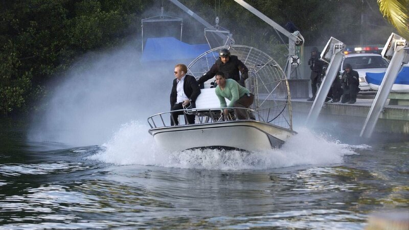 Einem der Häftlinge, die bei der Löschung des Großfeuers in den Everglades helfen, ist die Flucht gelungen. Horatio (David Caruso, li.) will ihn finden, bevor er erneut zuschlägt … – Bild: RTL /​ CBS