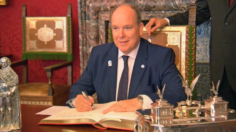 Fürst Albert II. von Monaco gutgelaunt in Bremen. – Bild: NDR/​Kinescope Film