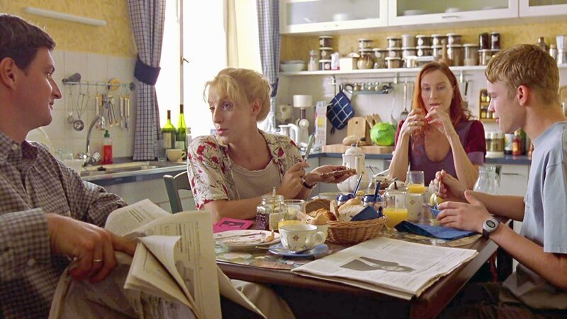 Flo (Tobias Schenke, re.) mit seinen Eltern (Sissi Perlinger, 2.v.li.; Stefan Jürgens, li.) und seiner Tante Zelda (Andrea Sawatzki, 2.v.re.) – Bild: RTL II Flo (Tobias Schenke, re.) mit seinen Eltern (Sissi Perlinger, 2.v.li.; Stefan Jürgens, li.) und seiner Tante Zelda (Andrea Sawatzki, 2.v.re.) – Bild: RTL II