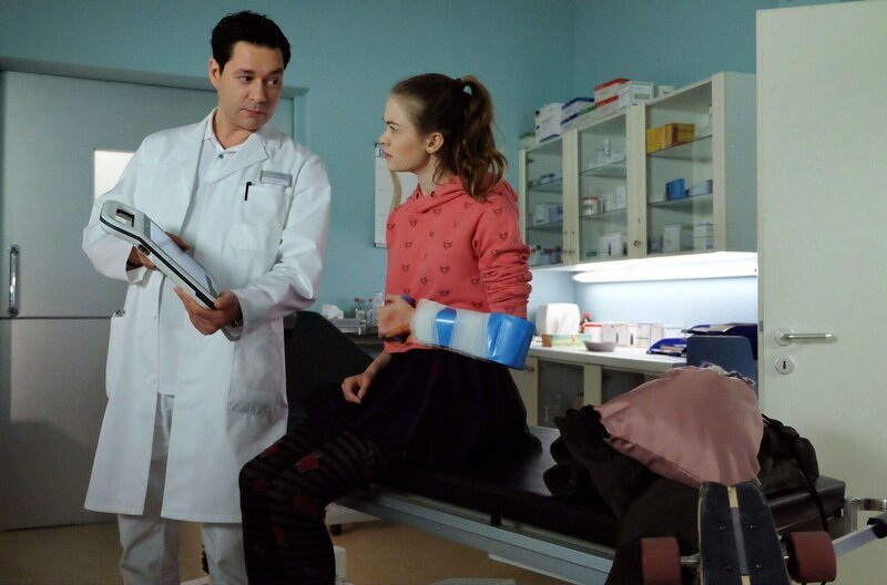 Die 16-jährige Frida Semmler (Pauline Rénevier) hat sich beim Skaten den Arm gebrochen. Sie bekommt einen Gips und Dr. Philipp Brentano (Thomas Koch) verschreibt ihr Schmerzmittel. Doch die lehnt Frida ab, so schlimm seien die Schmerzen nicht. Bevor Frida entlassen werden kann, möchte Dr. Brentano ab er noch die Ursache des Sturzes, Frida ist schwindelig geworden, abklären. – Bild: BR/​MDR/​Saxonia Media Filmproduktions GmbH /​ Sebastian Kiss