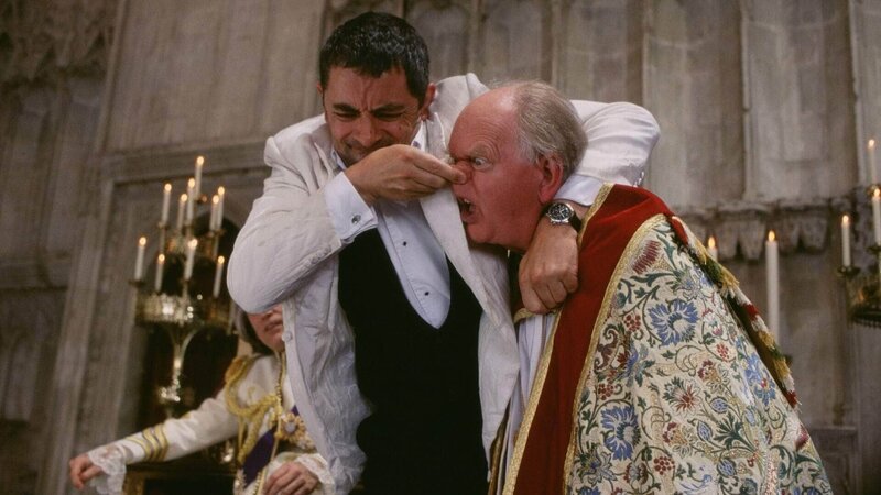 Die erste Aufgabe des tollpatschigen Agents, Johnny English (Rowan Atkinson, l.), besteht darin, die Kronjuwelen des Könighauses zu bewachen. Was passiert – er verkracht sich mit Erzbischof von Canterbury (Oliver F. Davies) und die wertvollen Steine werden gestohlen. – Bild: RTL / Universal Studios Die erste Aufgabe des tollpatschigen Agents, Johnny English (Rowan Atkinson, l.), besteht darin, die Kronjuwelen des Könighauses zu bewachen. Was passiert – er verkracht sich mit Erzbischof von Canterbury (Oliver F. Davies) und die wertvollen Steine werden gestohlen. – Bild: RTL / Universal Studios