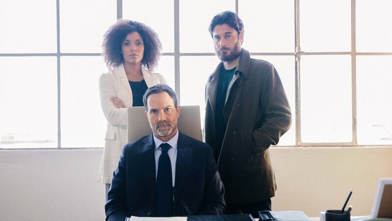 Sylvie (Stéfi Celma, l.), ihr Mann Luca (Lino Guanciale, r.) sowie dessen bester Freund Stefano (Fausto Sciarappa, M.) beraten das weitere Vorgehen in einem Büro der Werft. – Bild: ZDF und Matheus Bertoni