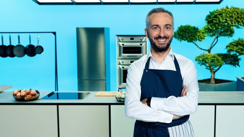 Jan Böhmermann in seiner Küche in der Sendung „Böhmi brutzelt“. – Bild: ZDF und Nirén Mahajan./​Nirén Mahajan