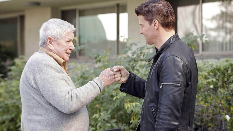 Booth (David Boreanaz, re.) Großvater Hank (Ralph Waite) hat das Altersheim verlassen, da er einen Pfleger geschlagen hat. Nun will er für einige Tage bei seinem Enkel wohnen. – Bild: Foto: RTL /​ Fox