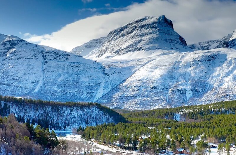 In den skandinavischen Alpen zeigt die faszinierende Natur der hohen Breitengrade sich in ihrer ganzen Pracht: dichte Koniferenwälder, Wasser, Schnee und Eis, so weit das Auge reicht. – Bild: Gedeon Programmes