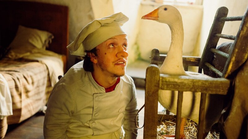 Zwerg Nase (Mick Mehnert) und die Gans Mimi werden wahre Freunde in der Not. – Bild: ZDF und Jan Hromadko