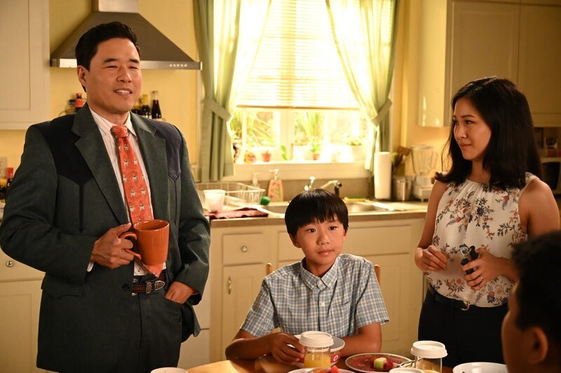 (v.l.n.r.) Louis Huang (Randall Park); Evan Huang (Ian Chen); Jessica Huang (Constance Wu) – Bild: 2019⁠–⁠2020 American Broadcasting Companies. All rights reserved. /​ John Fleenor
