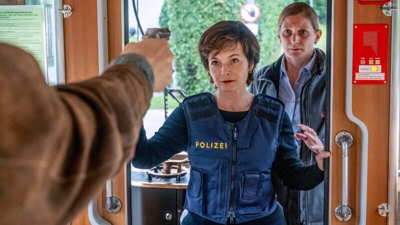 Die Straßenbahnerin Andrea Ferninger (Violetta Schurawlow) wird tot in der Remise aufgefunden. Schnell gerät ihr Ex-Freund und Kollege Sven Paulitsch (Matthias Lier, l.) in den Fokus der Ermittlungen. Hat er den Mord aus Rache begannen? – Bild: Stefanie Leo