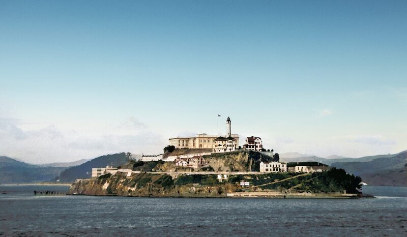 Alcatraz, or as it’s more famously know, „The Rock“ was opened by J Edgar Hoover as the final destination for his Public Enemy Number 1’s. Due to the high security, and the island’s location in the cold waters and strong currents of San Francisco Bay, it was supposed to be escape proof and America’s strongest prison. However, three inmates who were sent there, believed otherwise. – Bild: Michael Esslinger