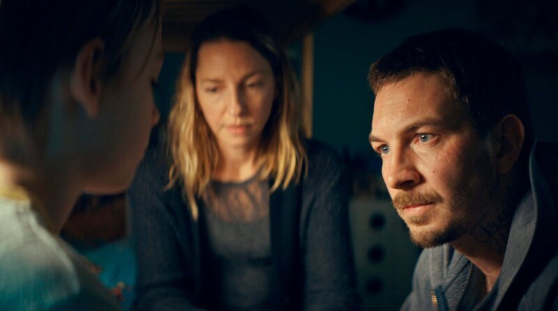 Mark (Johannes Kienast, r) ist wieder bei seiner Frau Eva (Katharina Schüttler, M) und seiner Familie. – Bild: WDR/​Studiocanal