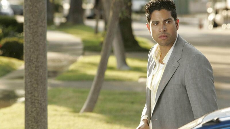 Nach dem Crash des Autos stellt Eric (Adam Rodriguez) fest, dass hier offenbar Kerosin brennt. Doch wie sind die Kids an Flugzeugsprit gekommen? – Bild: SUPER RTL