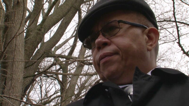 Die Leiche einer Frau wurde verbrannt aufgefunden. Detective Mike Smith will den Fall lösen. – Bild: MG RTL D