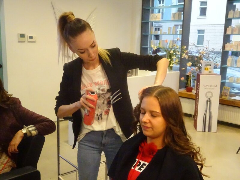 Stylistin (l.) und Kandidatin Aliaksandra. Die Verwendung des sendungsbezogenen Materials ist nur mit dem Hinweis und Verlinkung auf TVNOW gestattet. – Bild: Die Verwendung des Materials der Mediengruppe RTL ist nur zur redaktionellen Berichterstattung im Zusammenhang mit der Sendung.