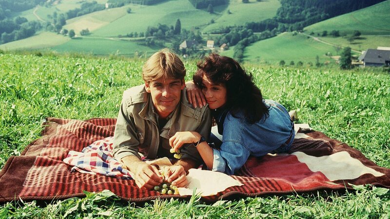 Elke (Barbara Wussow, r.) und Udo (Sascha Hehn, l.) sind glücklich miteinander. – Bild: Thomas Waldhelm