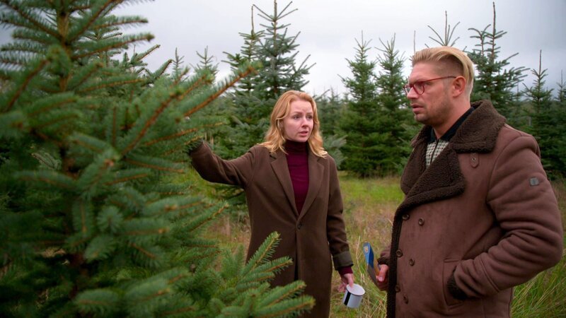 Peggy plant, Emmi und Bruno beim Weihnachtsbaumschlagen zu verkuppeln. Doch Emmis Lustlosigkeit nervt Bruno, bis diese schließlich zugibt, nur Peggy zuliebe mitgekommen zu sein – und die erkennt, dass ihr Plan erneut gescheitert ist. – Bild: RTLZWEI
