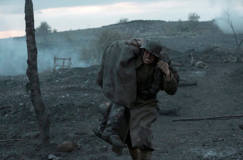 Rückblende: Gereon Rath (Volker Bruch, li.) holen seine Kriegserinnerungen immer wieder ein – Bild: ARD Degeto/​X-Filme/​Beta Film/​Sky Deutschland/​Frédéric Batier